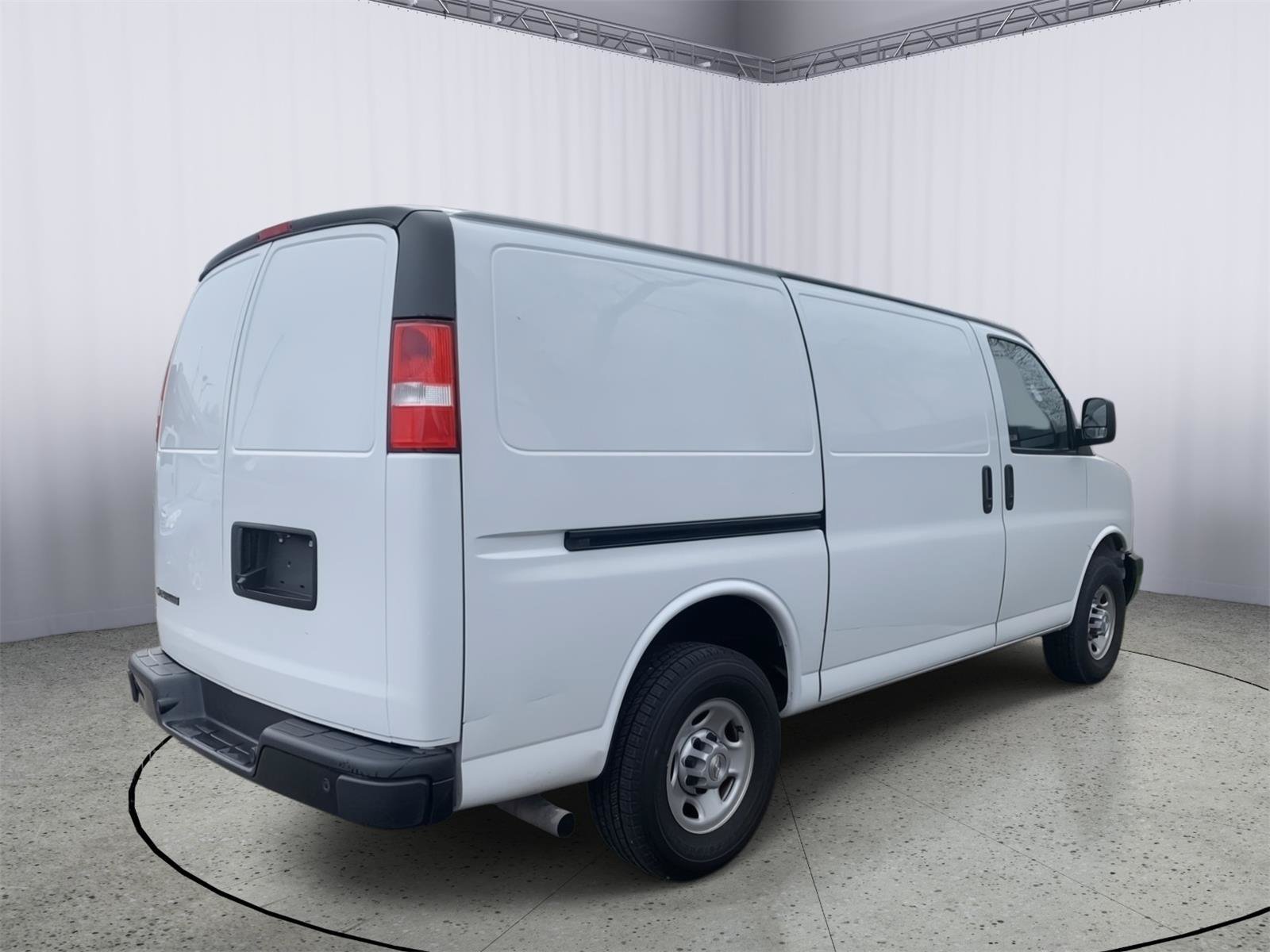 Used 2021 Chevrolet Express 3500 w/ Driver Convenience Package RWD image 10