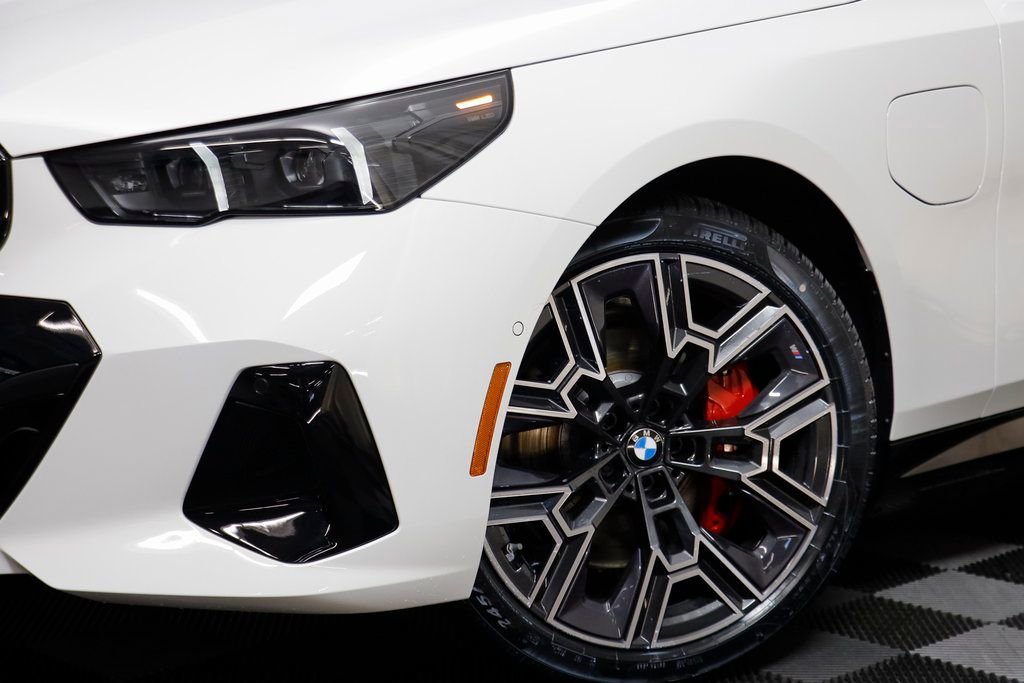 New 2026 BMW 550e xDrive w/ Premium Package image 3