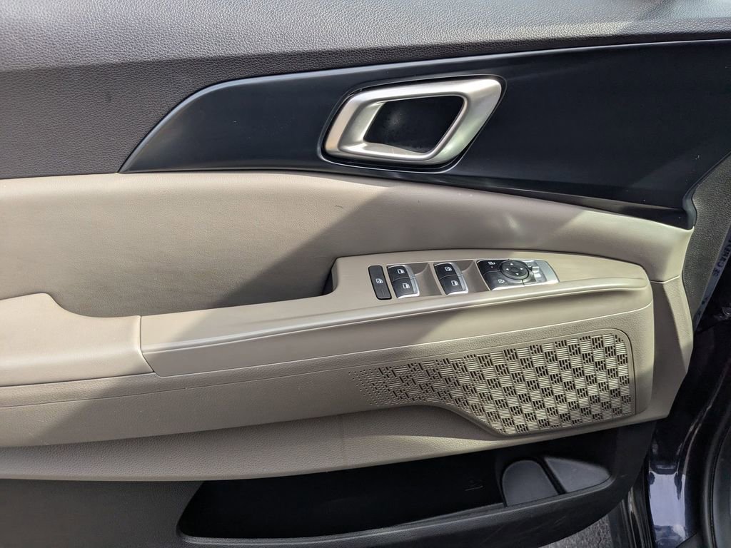 Used 2025 Kia Carnival image 24