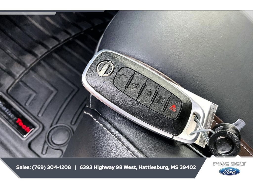 Used 2025 Nissan Armada SL image 9