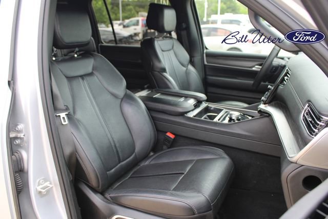 Used 2024 Jeep Wagoneer L Series II RWD image 11