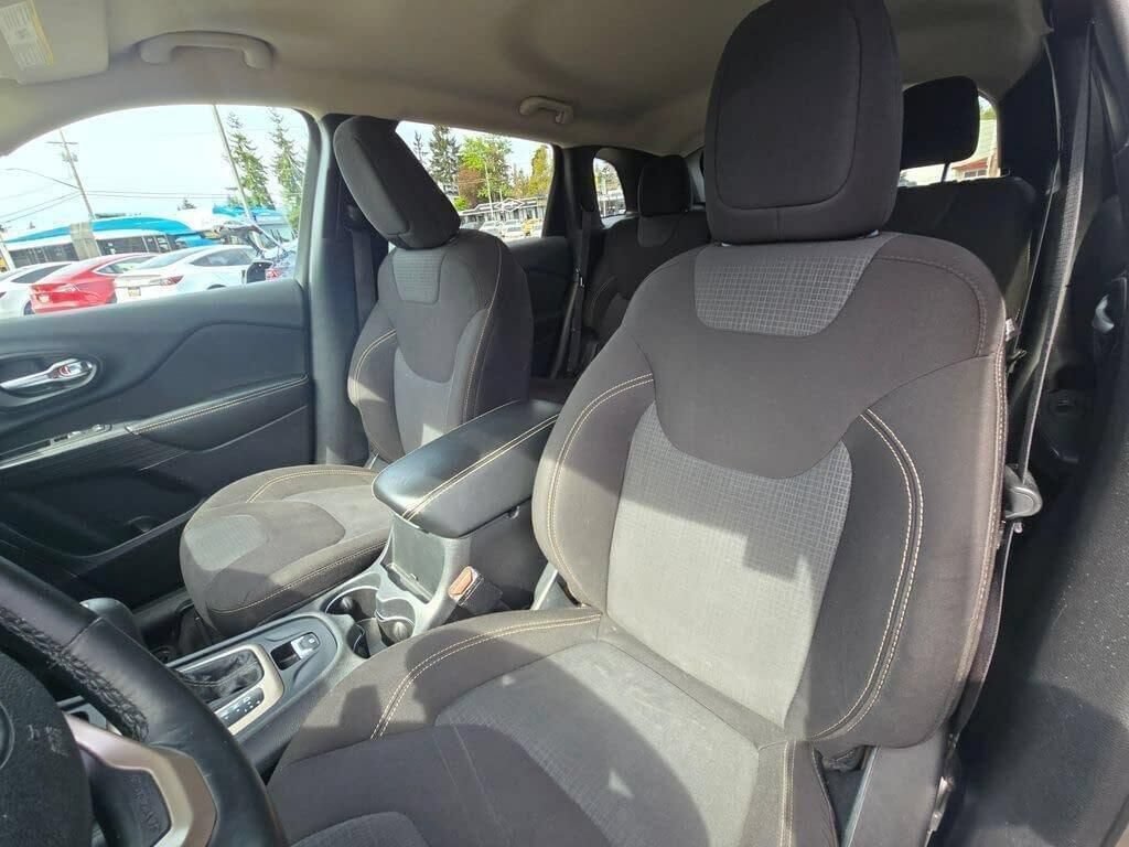 Used 2016 Jeep Cherokee Latitude w/ Cold Weather Group AWD/4WD image 23