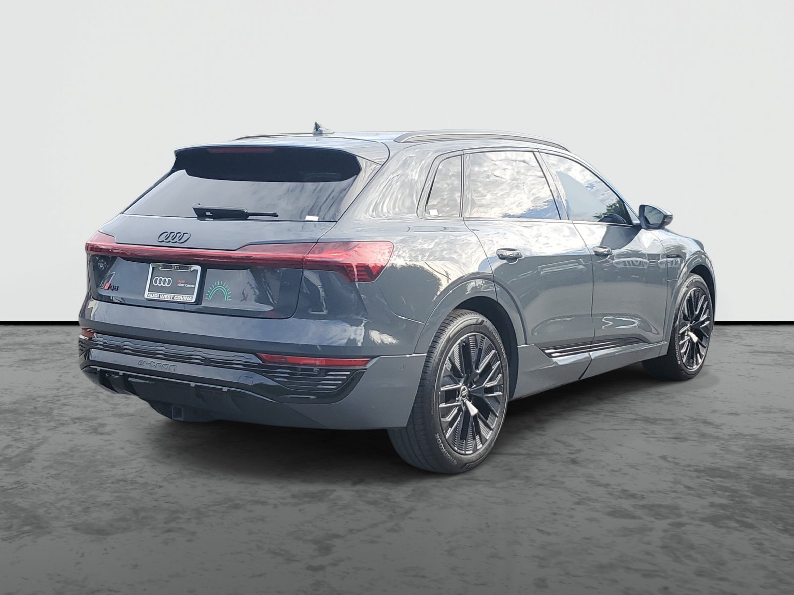 Used 2024 Audi Q8 e-tron Premium Plus AWD/4WD image 4