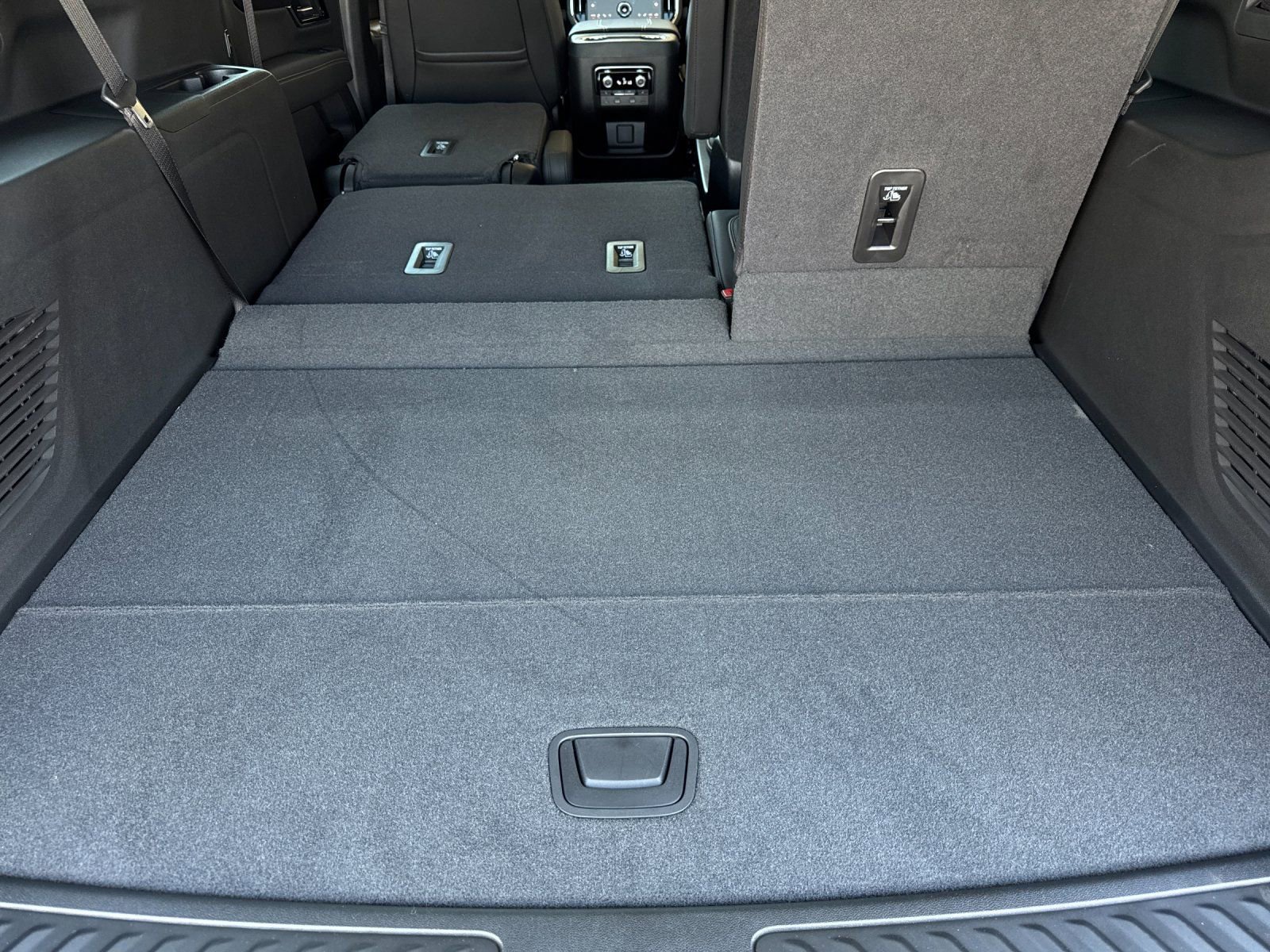 New 2026 GMC Yukon XL Elevation w/ Elevation Premium Package AWD/4WD image 17