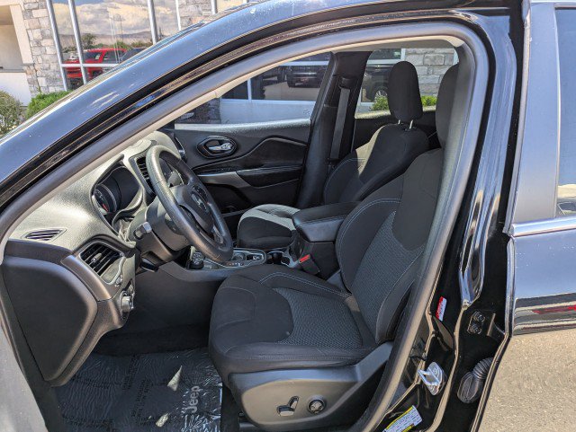 Used 2019 Jeep Cherokee Latitude w/ Popular Appearance Group AWD/4WD image 11