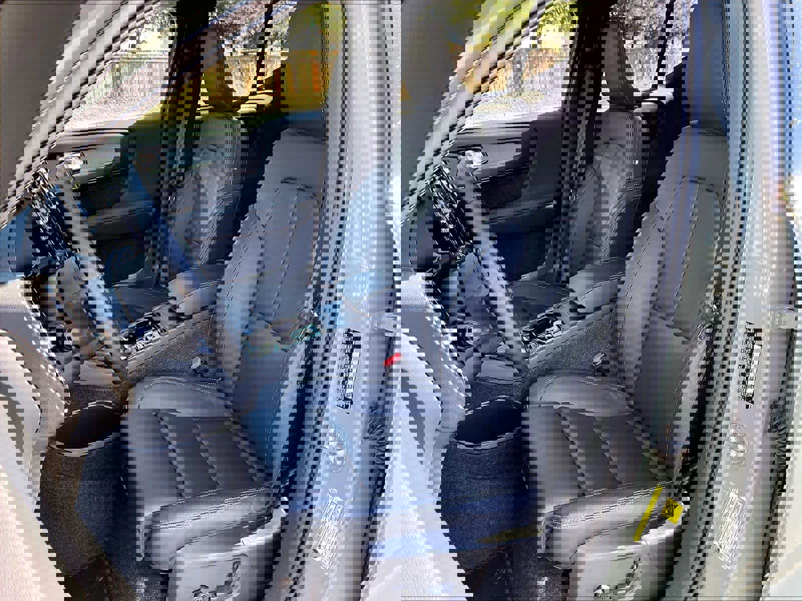 Used 2025 Volvo XC40 B5 Plus image 28