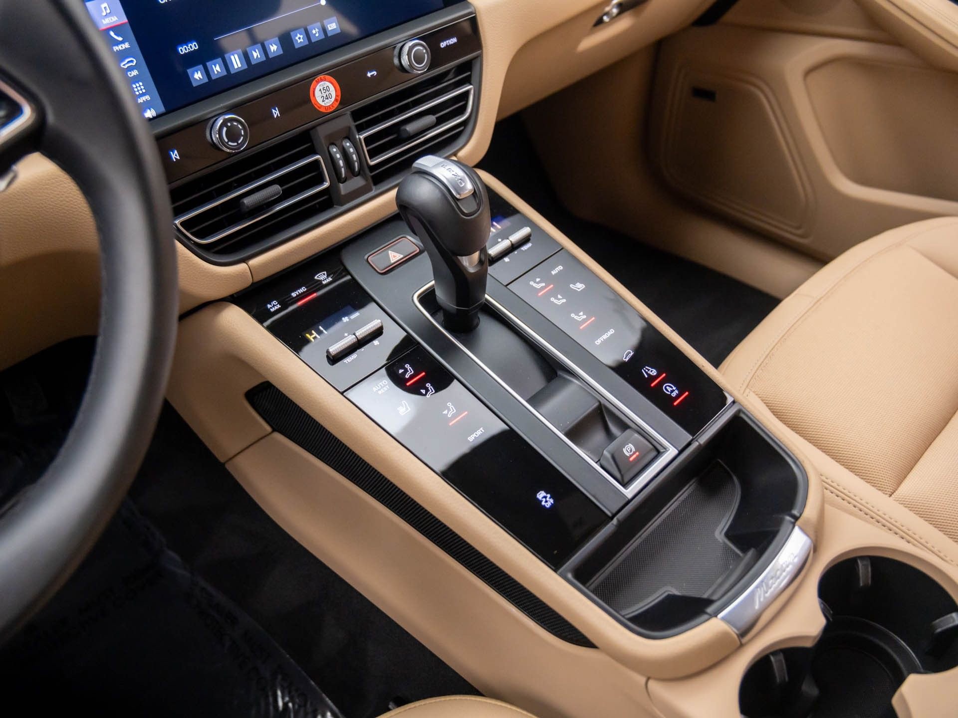 Certified 2025 Porsche Macan image 13