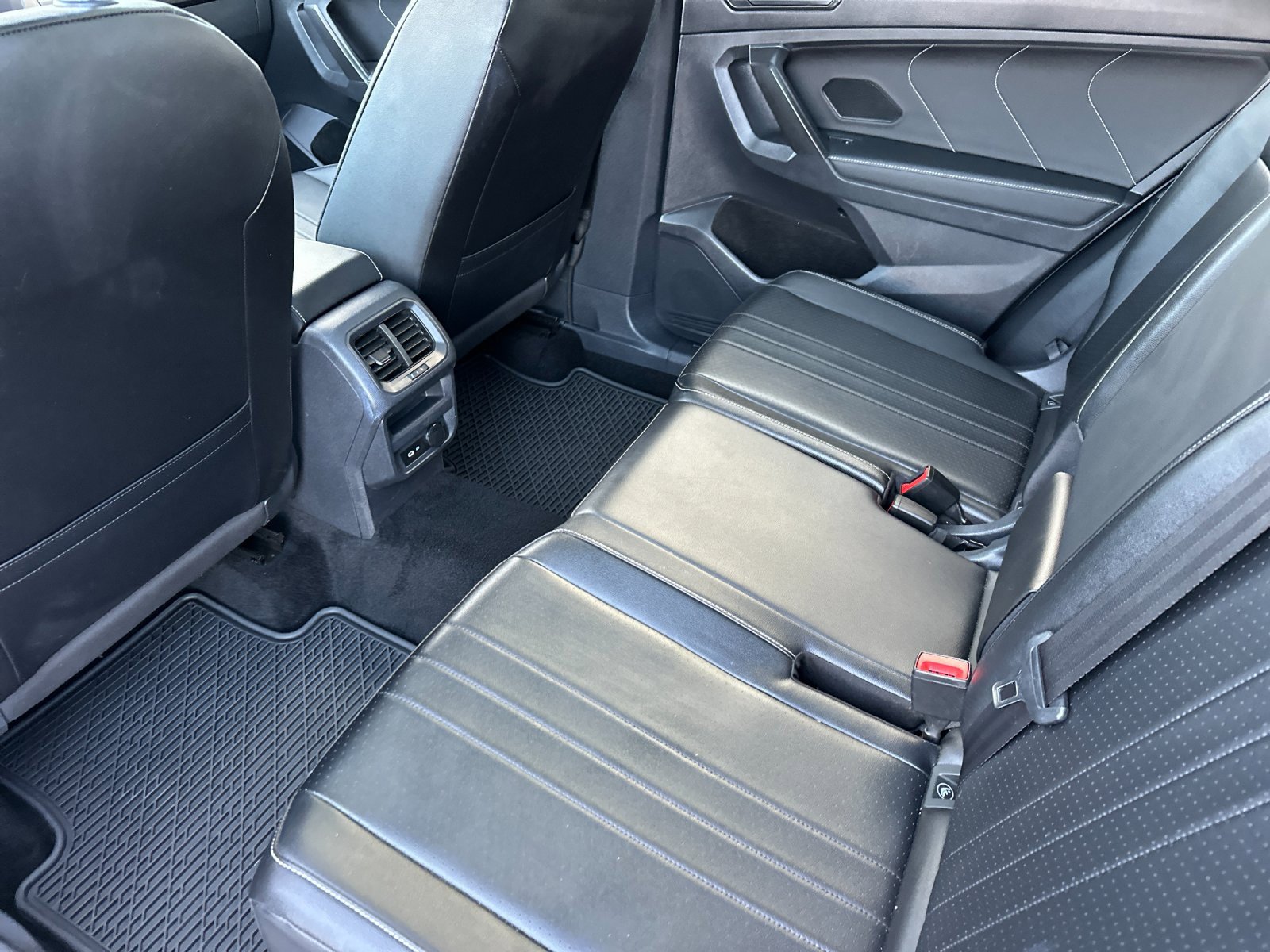 Used 2022 Volkswagen Tiguan SE R-Line image 12