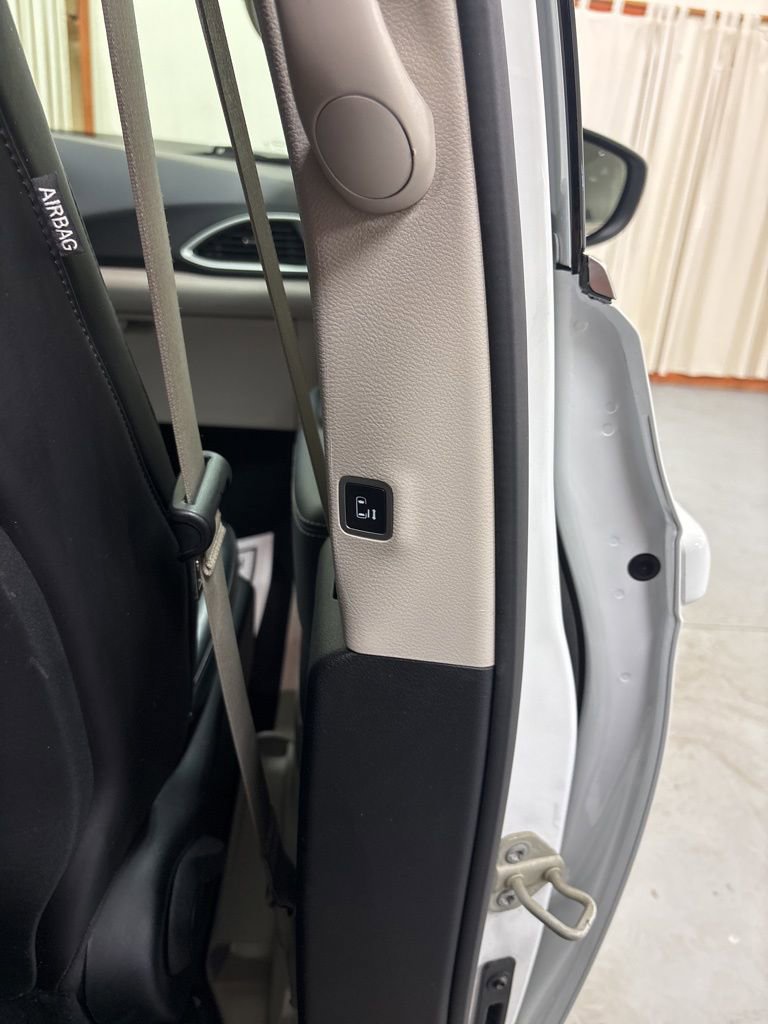 Used 2023 Chrysler Pacifica Touring-L FWD image 35