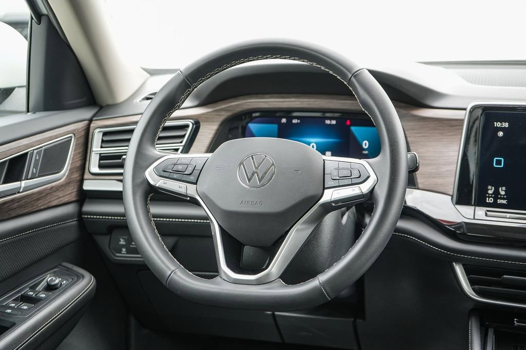 Used 2025 Volkswagen Atlas SEL AWD/4WD image 16