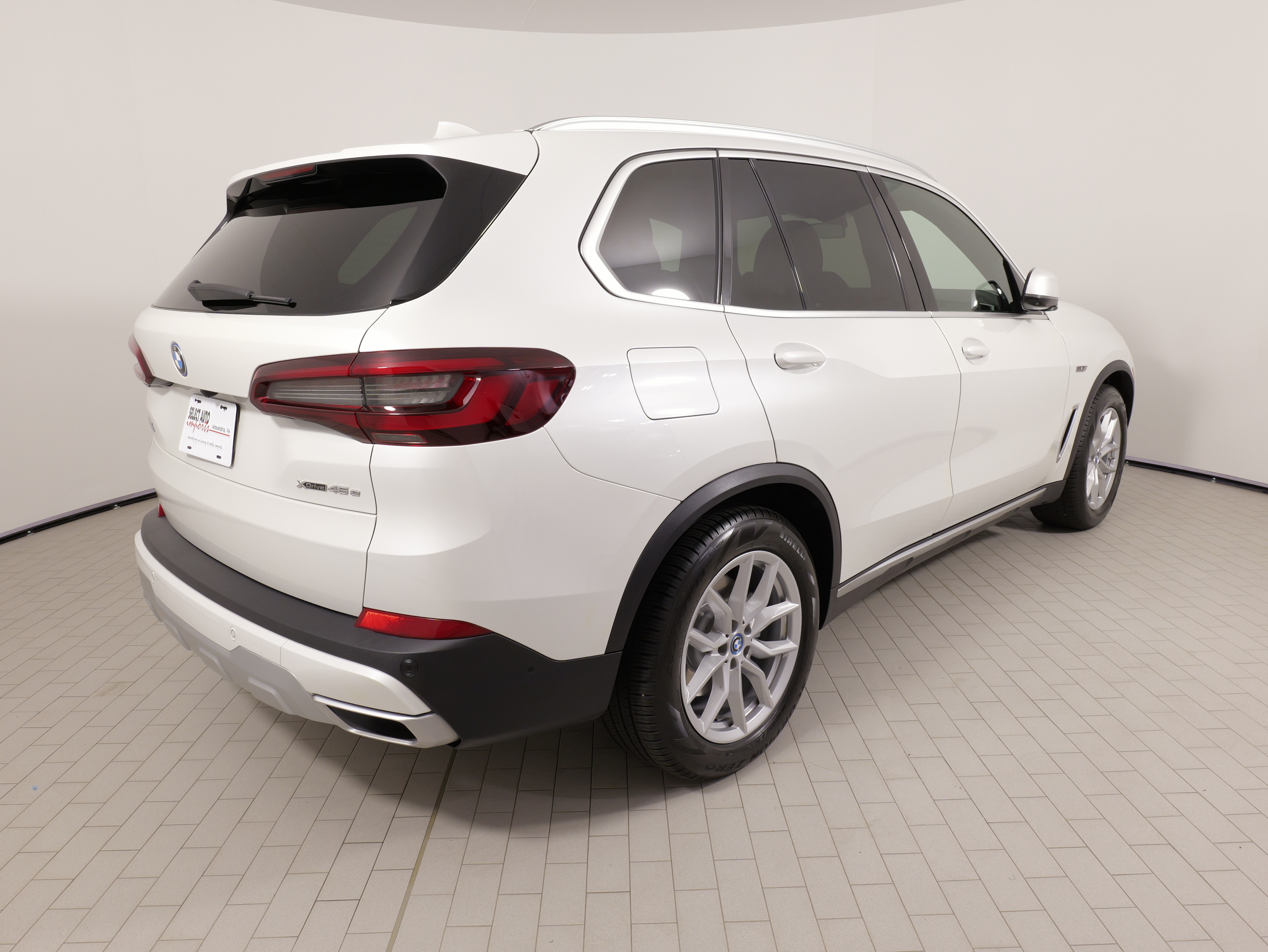 Used 2022 BMW X5 xDrive45e w/ Parking Assistance Package AWD/4WD image 13