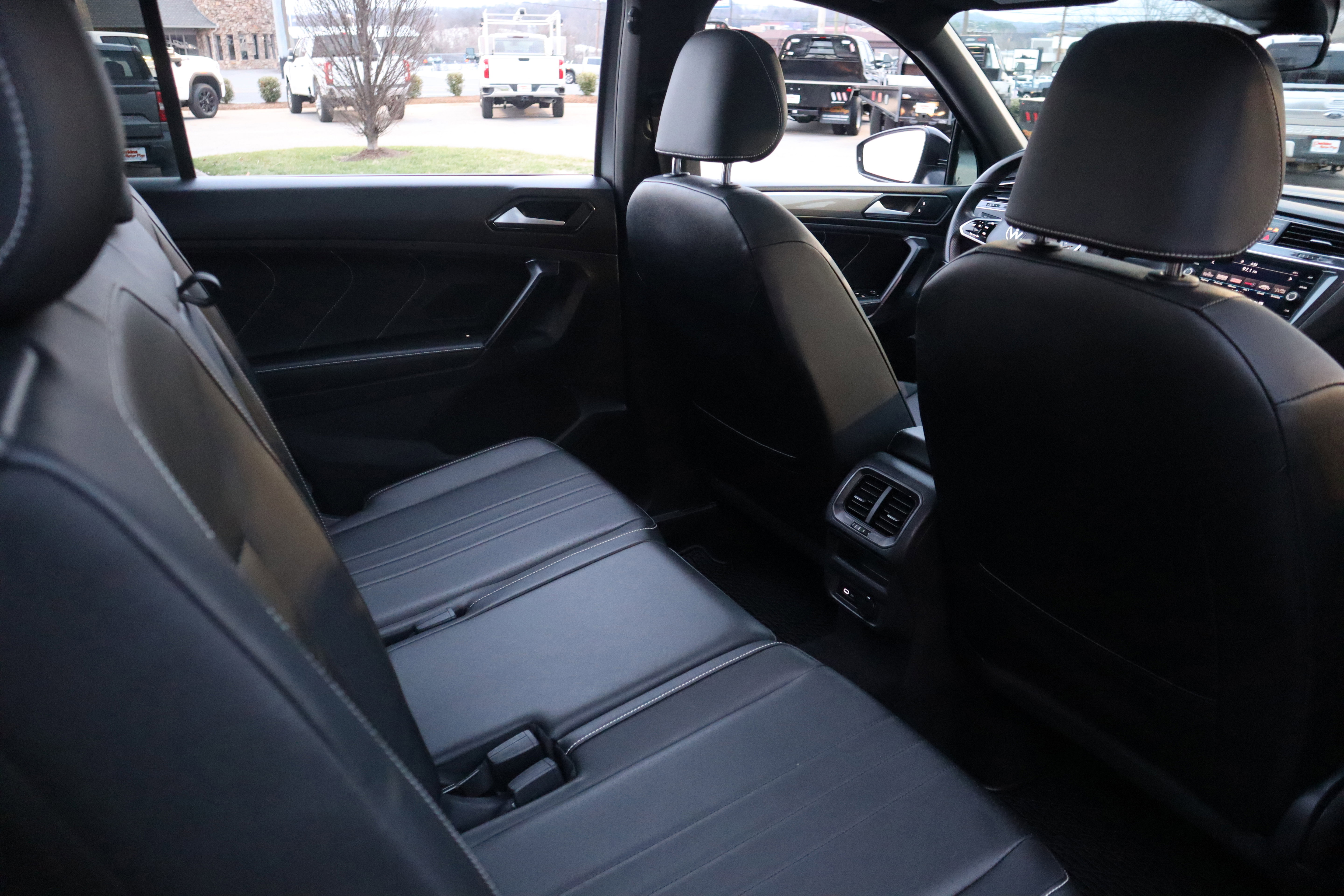 Used 2023 Volkswagen Tiguan SE R-Line image 30