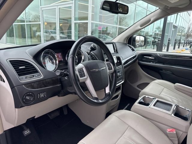 Used 2015 Chrysler Town & Country Touring image 13