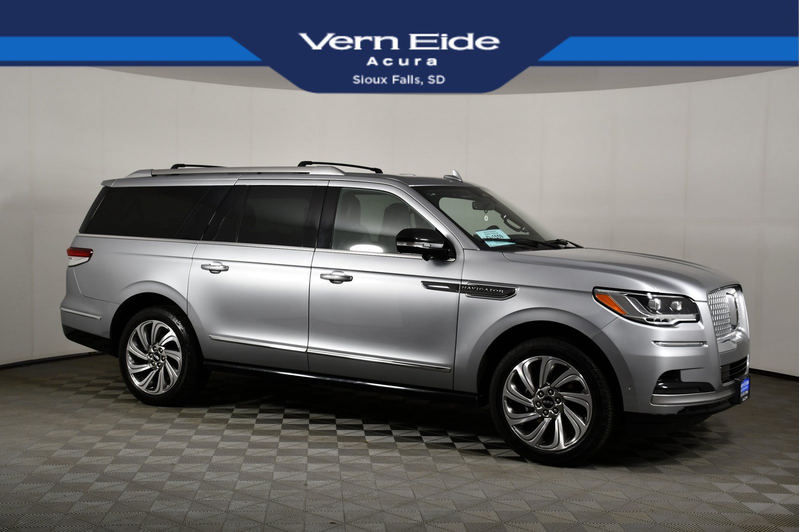 Used 2023 Lincoln Navigator L Reserve AWD/4WD image 1