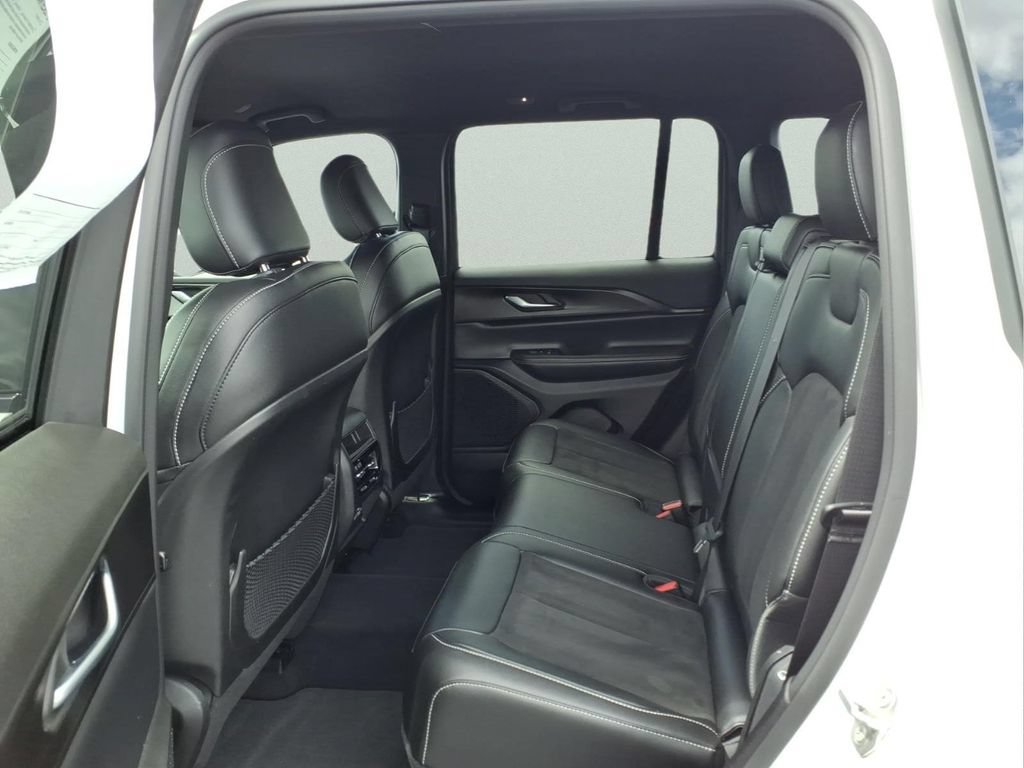 Used 2023 Jeep Grand Cherokee Altitude AWD/4WD image 12