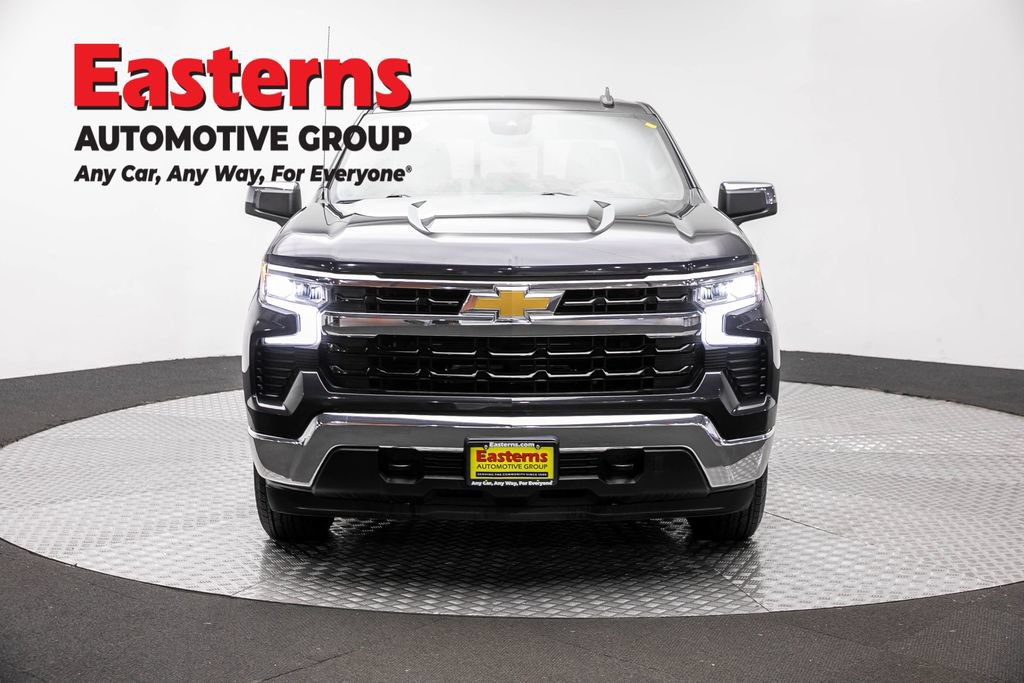 Used 2022 Chevrolet Silverado 1500 LT w/ Convenience Package II AWD/4WD image 2