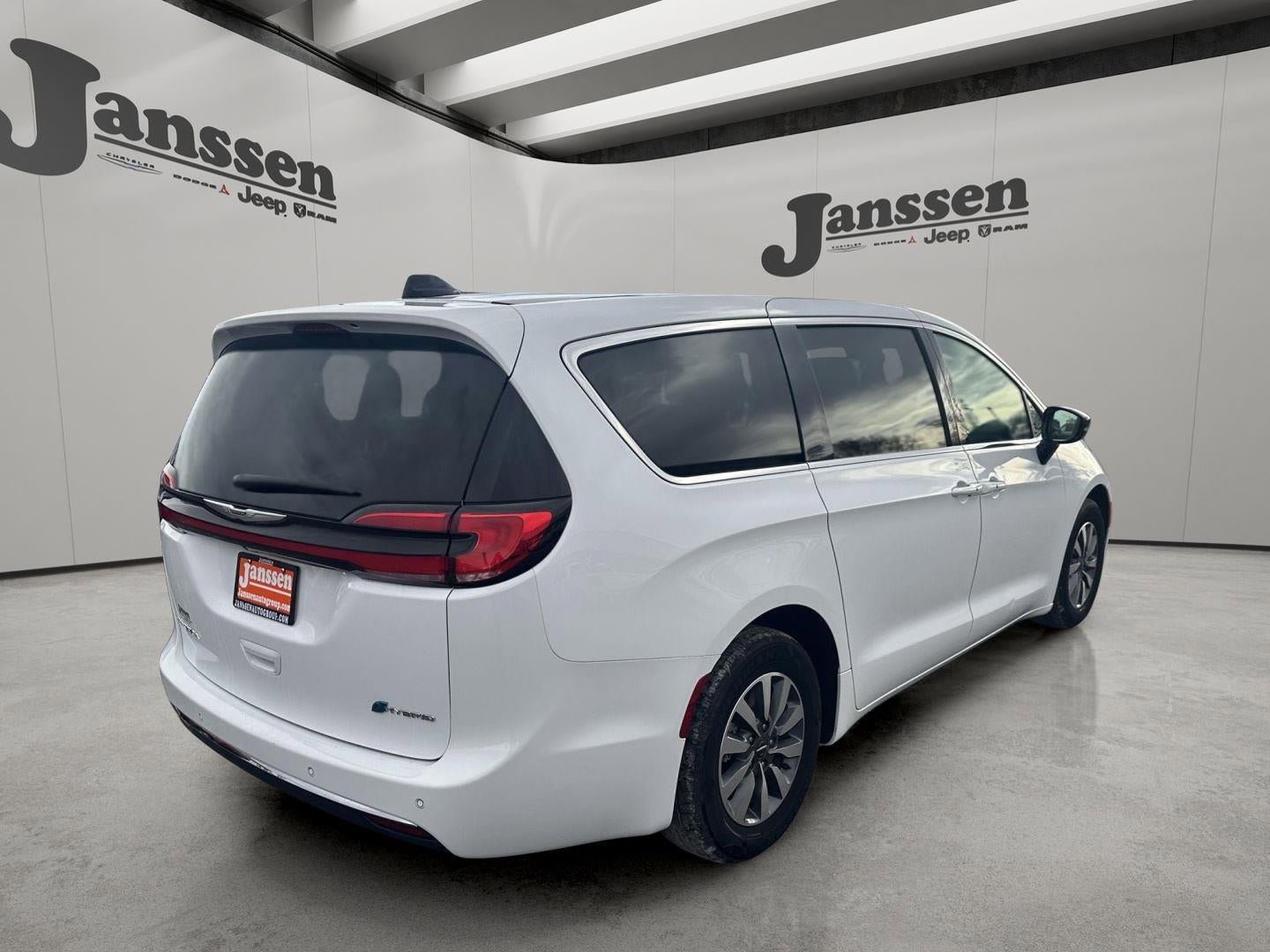 Used 2024 Chrysler Pacifica Select FWD image 6