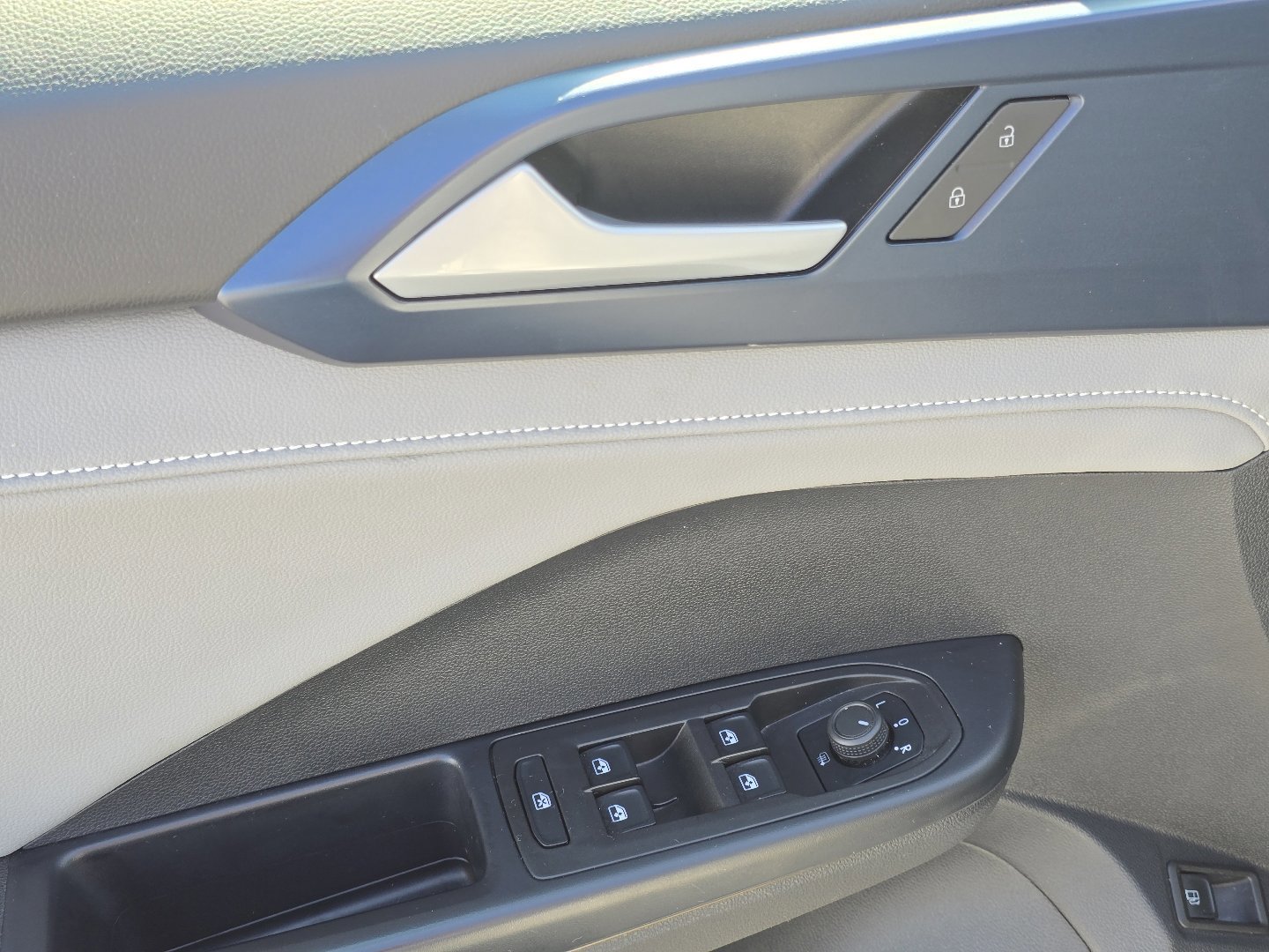 Used 2024 Volkswagen Taos SE image 31