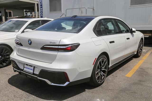 Used 2025 BMW 740i xDrive AWD/4WD image 10