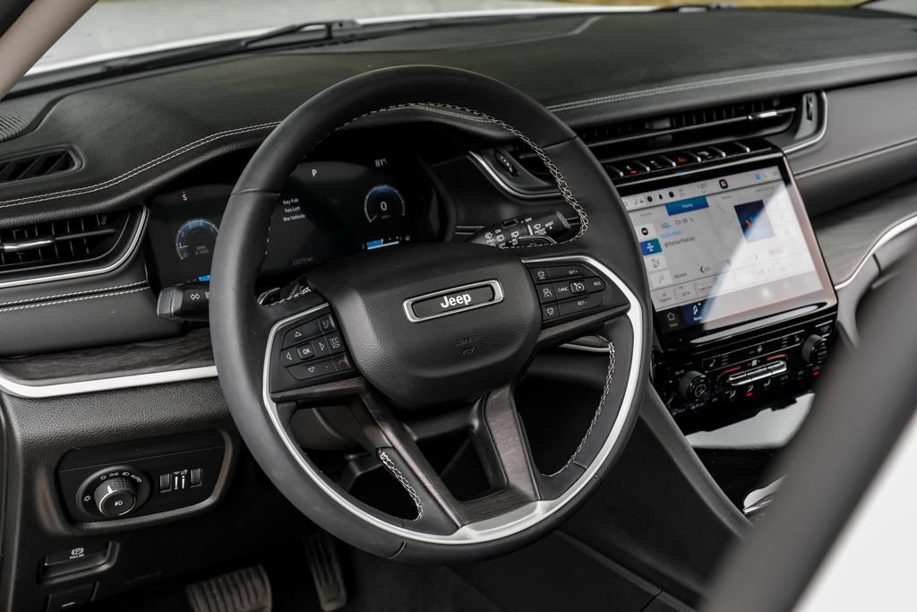 Used 2023 Jeep Grand Cherokee L Limited AWD/4WD image 4