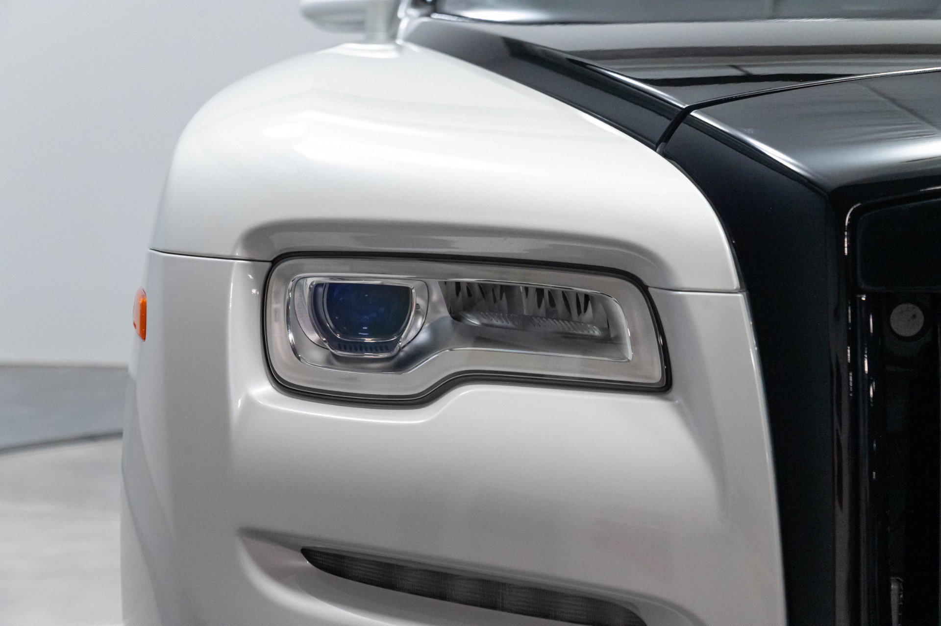 Used 2017 Rolls-Royce Dawn RWD image 57