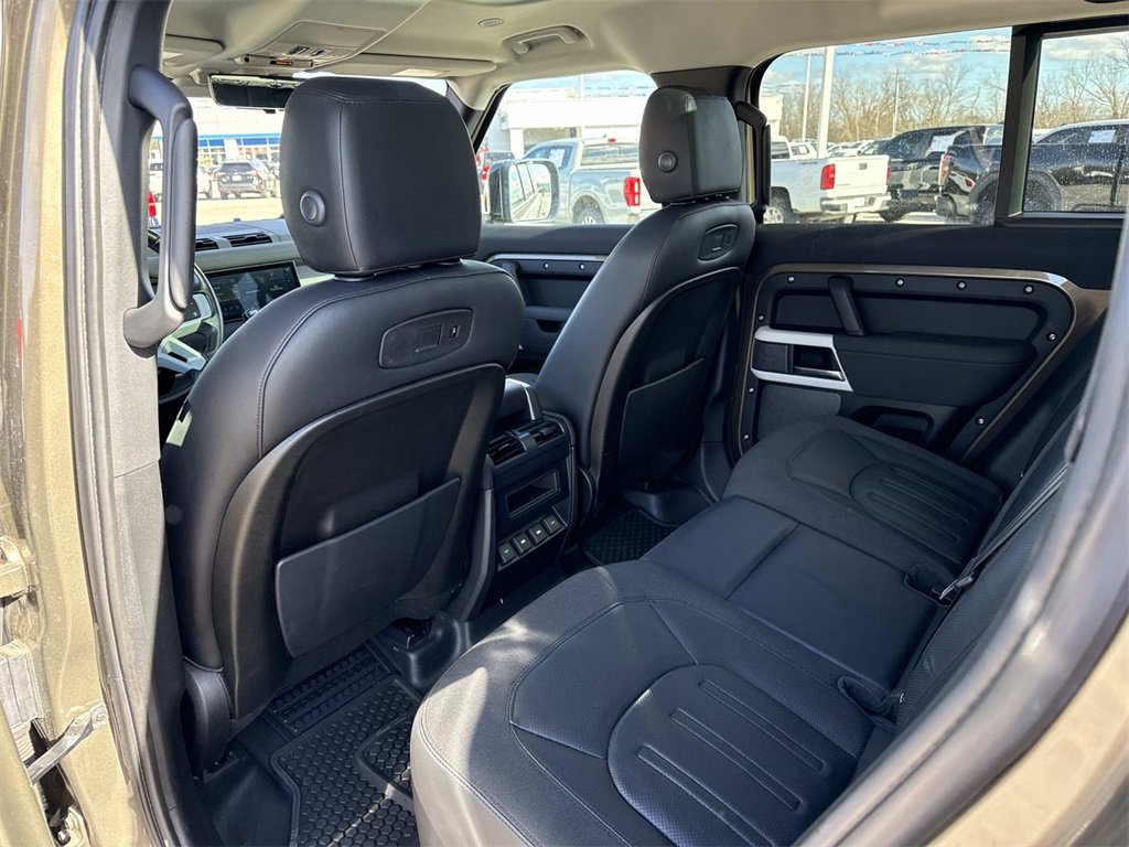Used 2020 Land Rover Defender 110 SE image 25