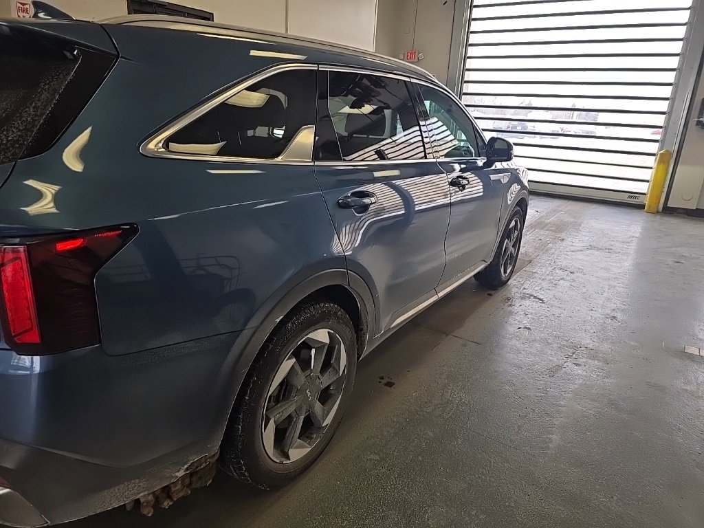 Used 2025 Kia Sorento EX w/ EX Panoramic Sunroof Package image 4