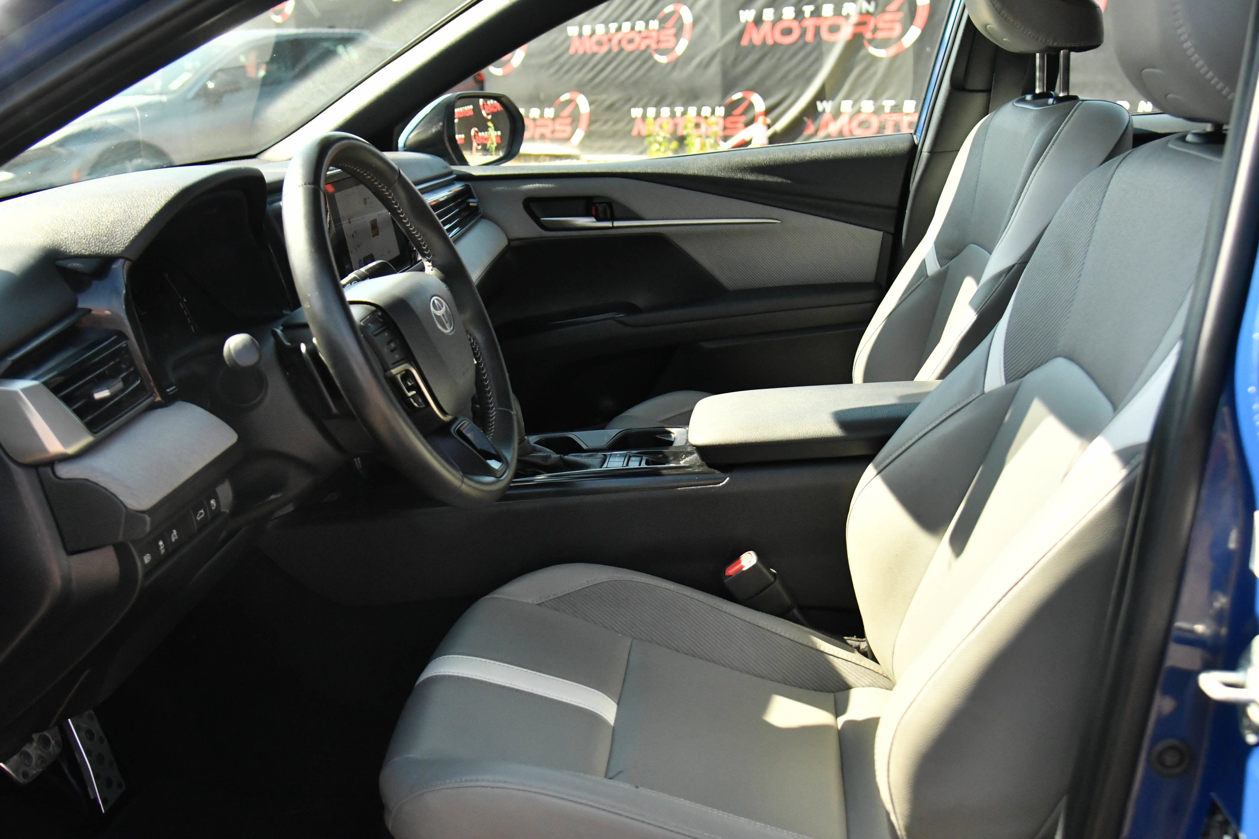 Used 2025 Toyota Camry SE w/ Convenience Package FWD image 18