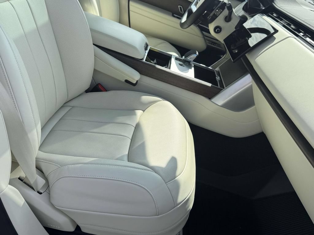 Certified 2025 Land Rover Range Rover SE AWD/4WD image 17