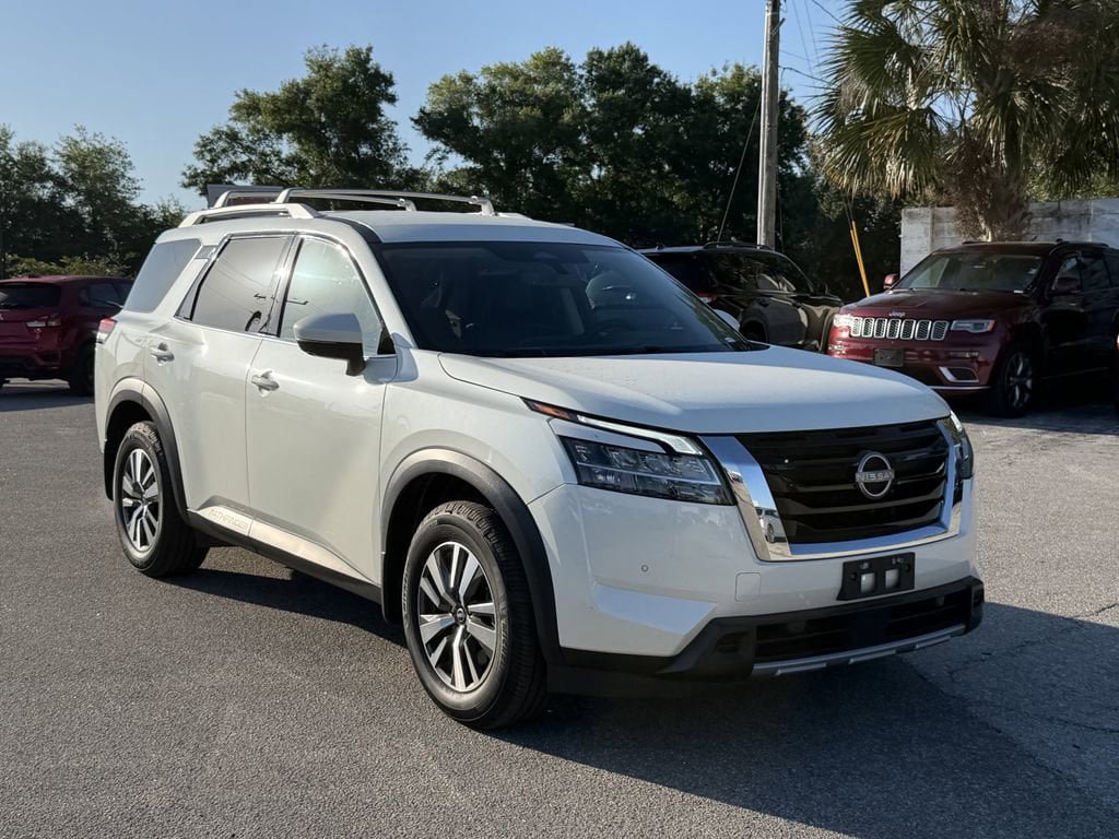 Used 2024 Nissan Pathfinder SL FWD image 2