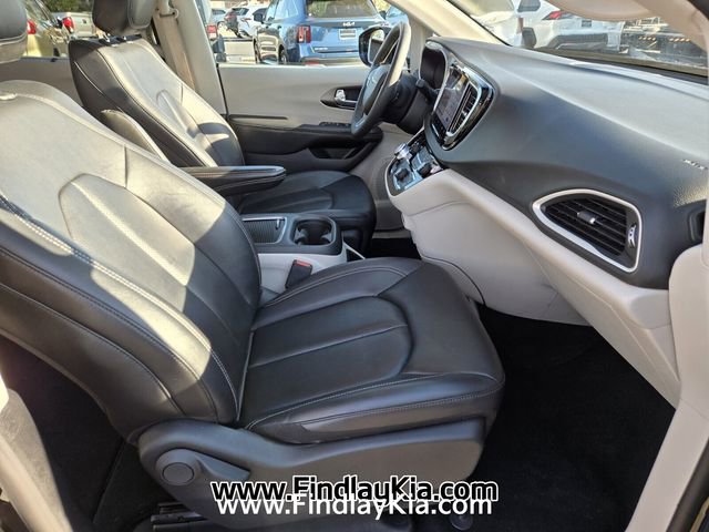 Used 2024 Chrysler Pacifica Touring-L FWD image 19