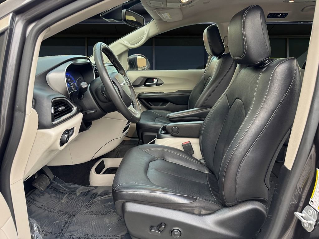 Used 2022 Chrysler Pacifica Touring-L image 14