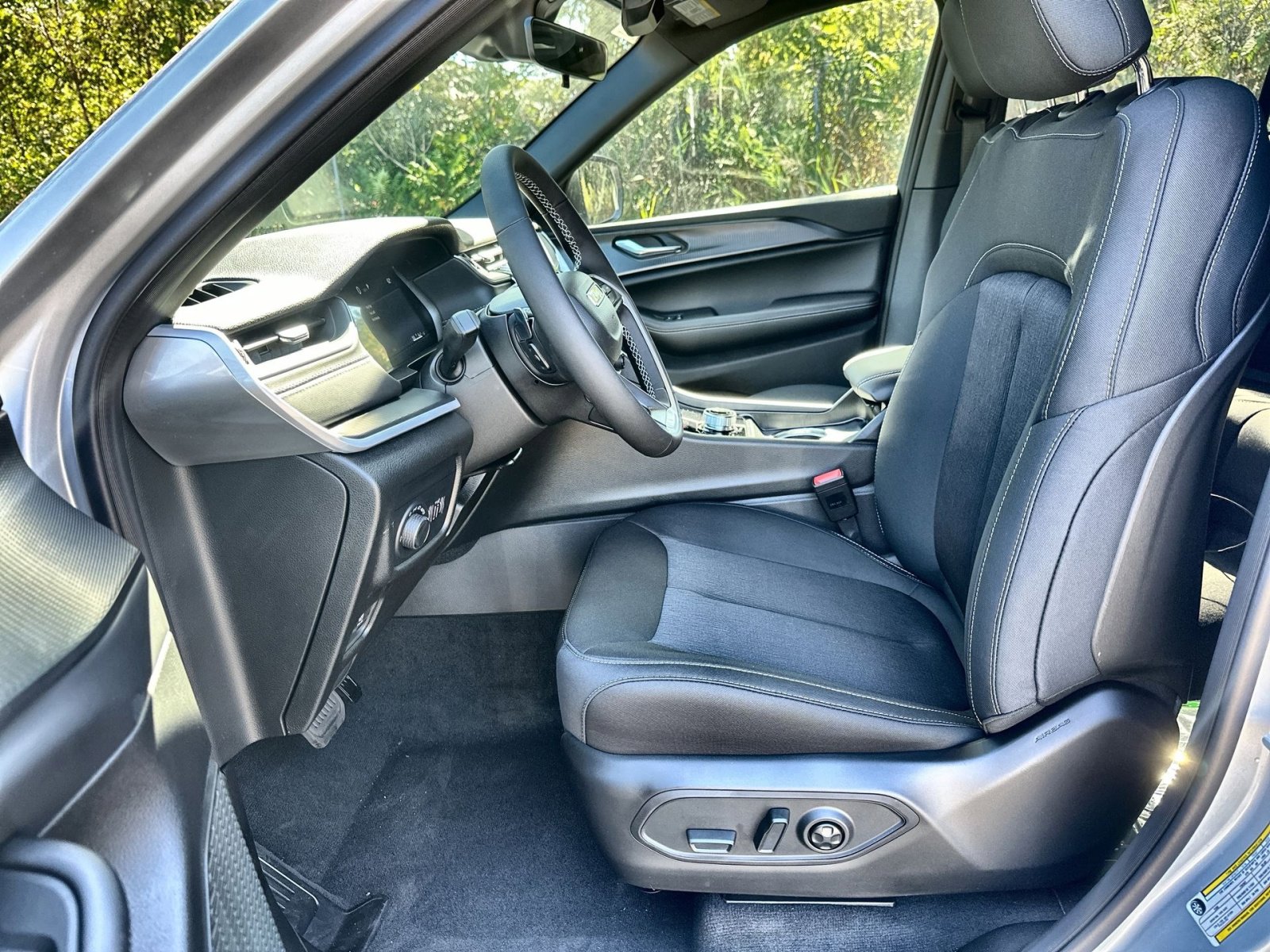 New 2025 Jeep Grand Cherokee Laredo w/ Luxury Tech Group I image 13