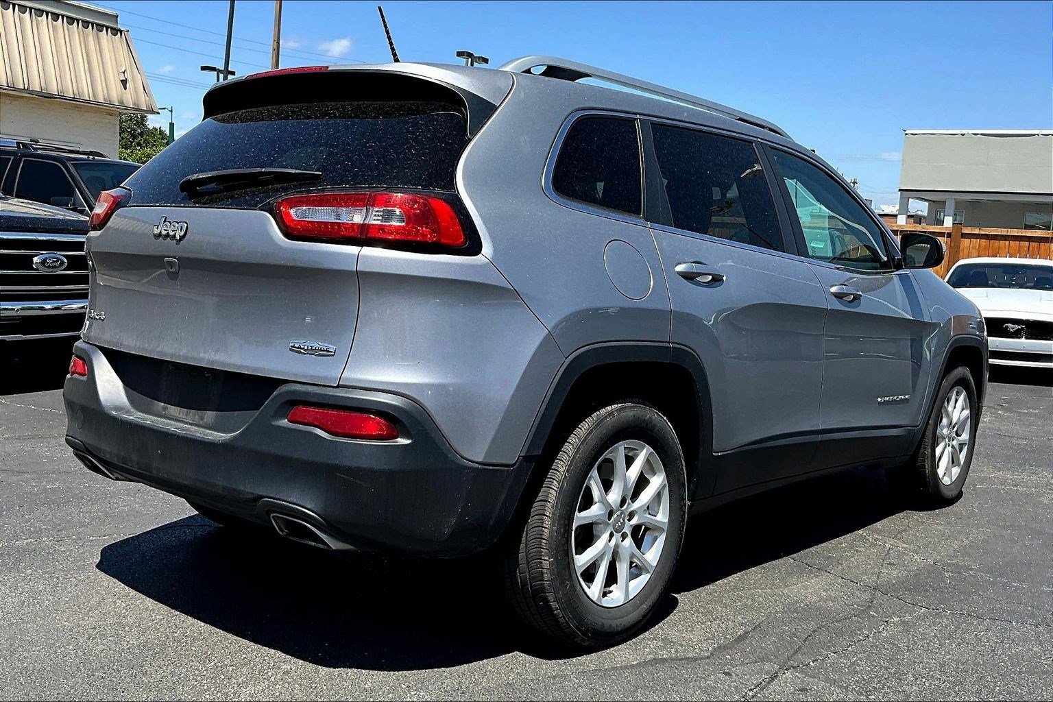 Used 2015 Jeep Cherokee Latitude w/ Cold Weather Group AWD/4WD image 6