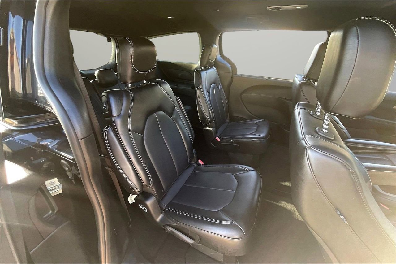 Used 2025 Chrysler Pacifica Select image 24