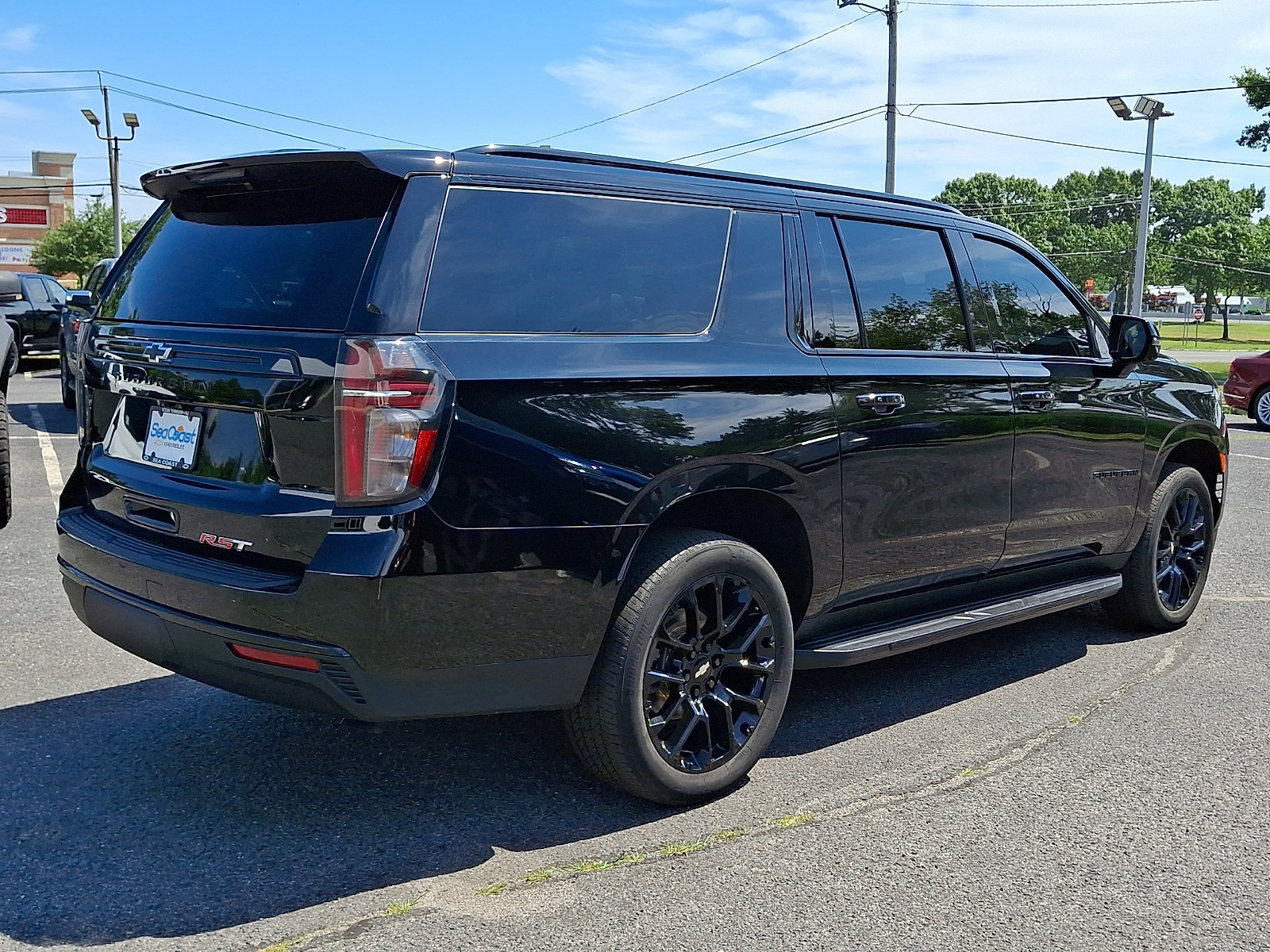 Used 2023 Chevrolet Suburban RST w/ Luxury Package AWD/4WD image 7