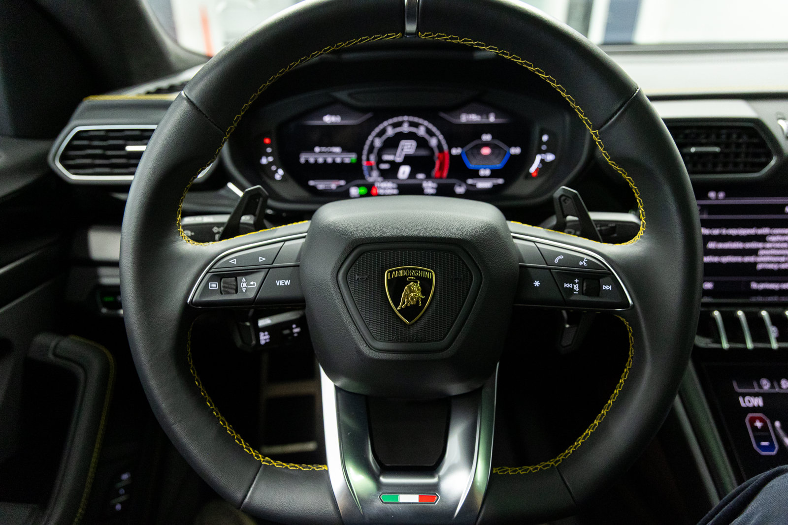 Used 2024 Lamborghini Urus S AWD/4WD image 34