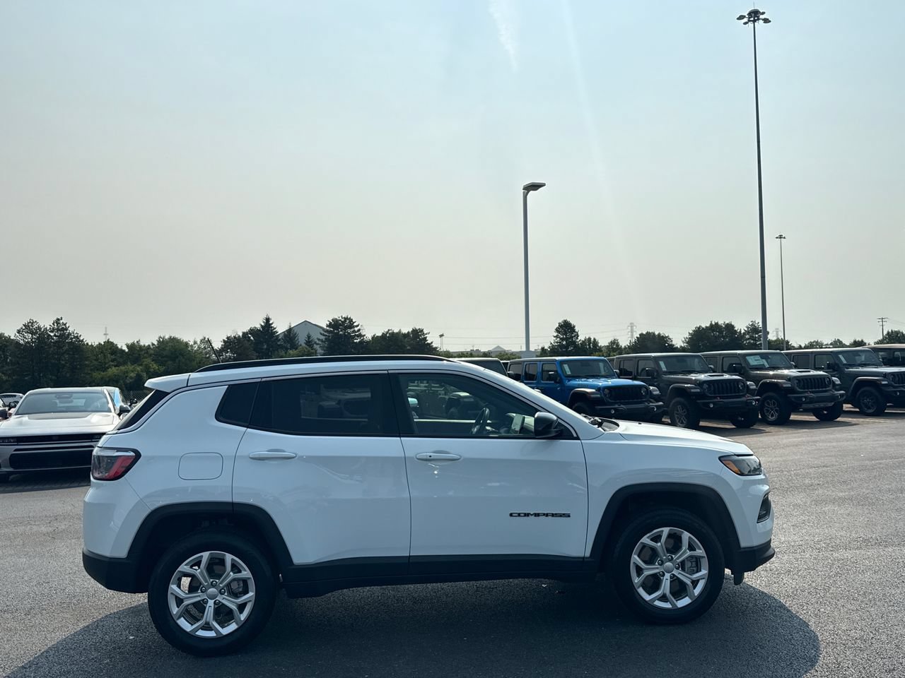 Used 2024 Jeep Compass Latitude AWD/4WD image 2
