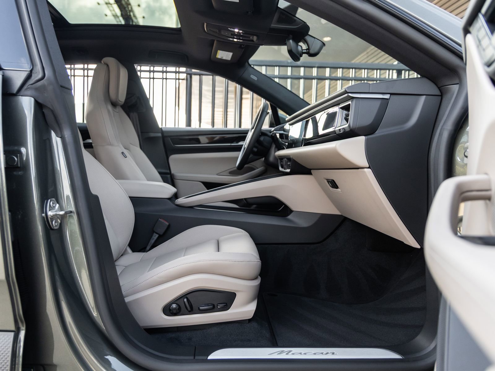 Certified 2025 Porsche Macan Electric image 40