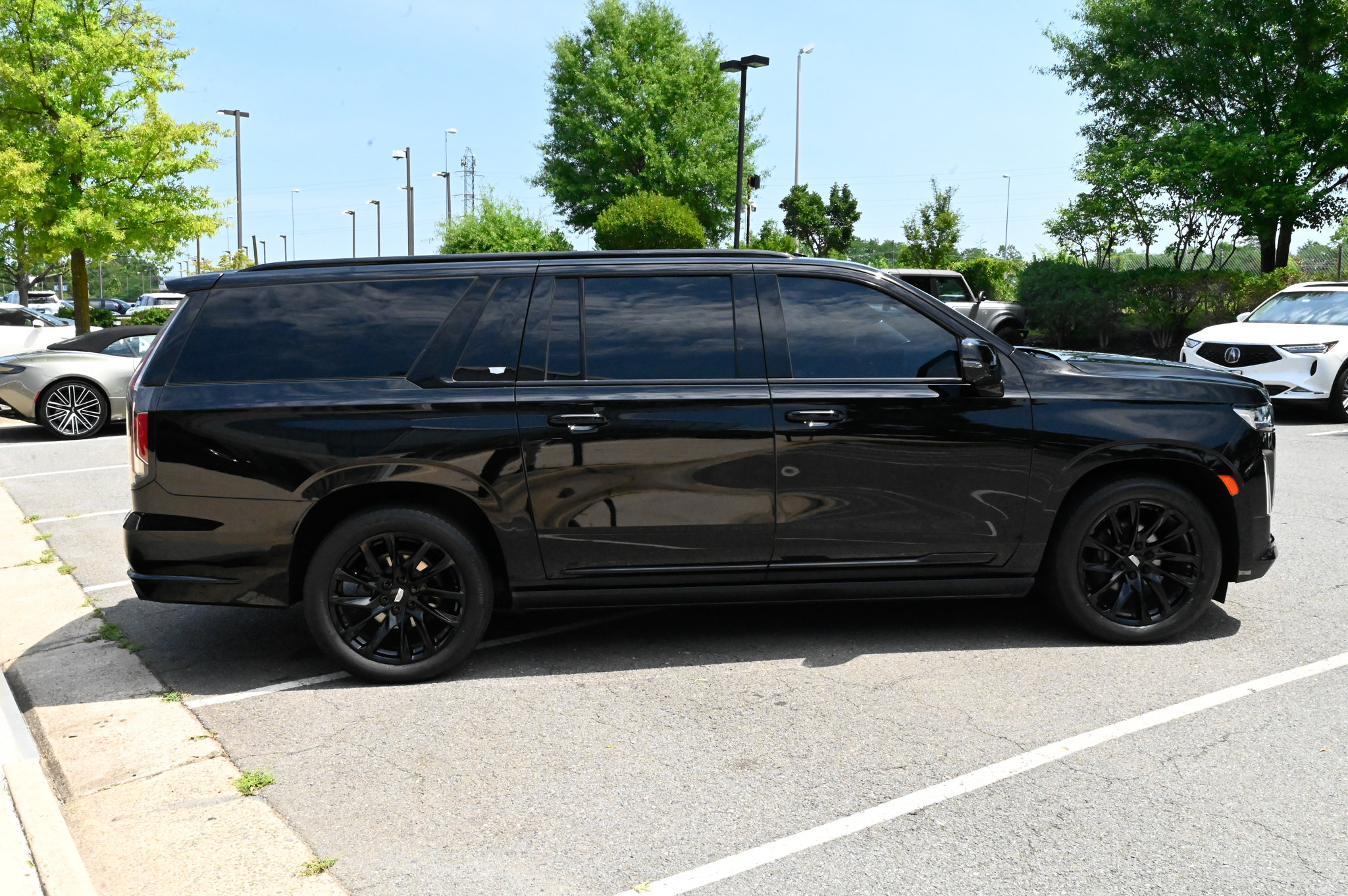 Used 2023 Cadillac Escalade ESV Sport Platinum w/ LPO, ONYX Package AWD/4WD image 4