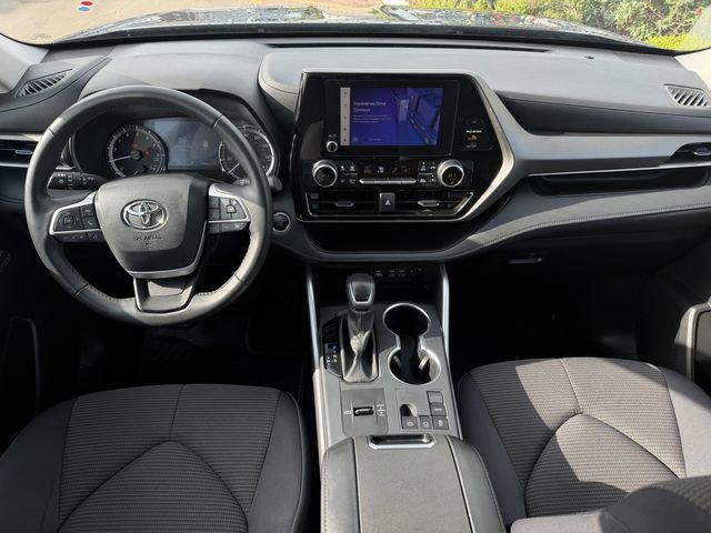 Certified 2025 Toyota Highlander LE FWD image 9