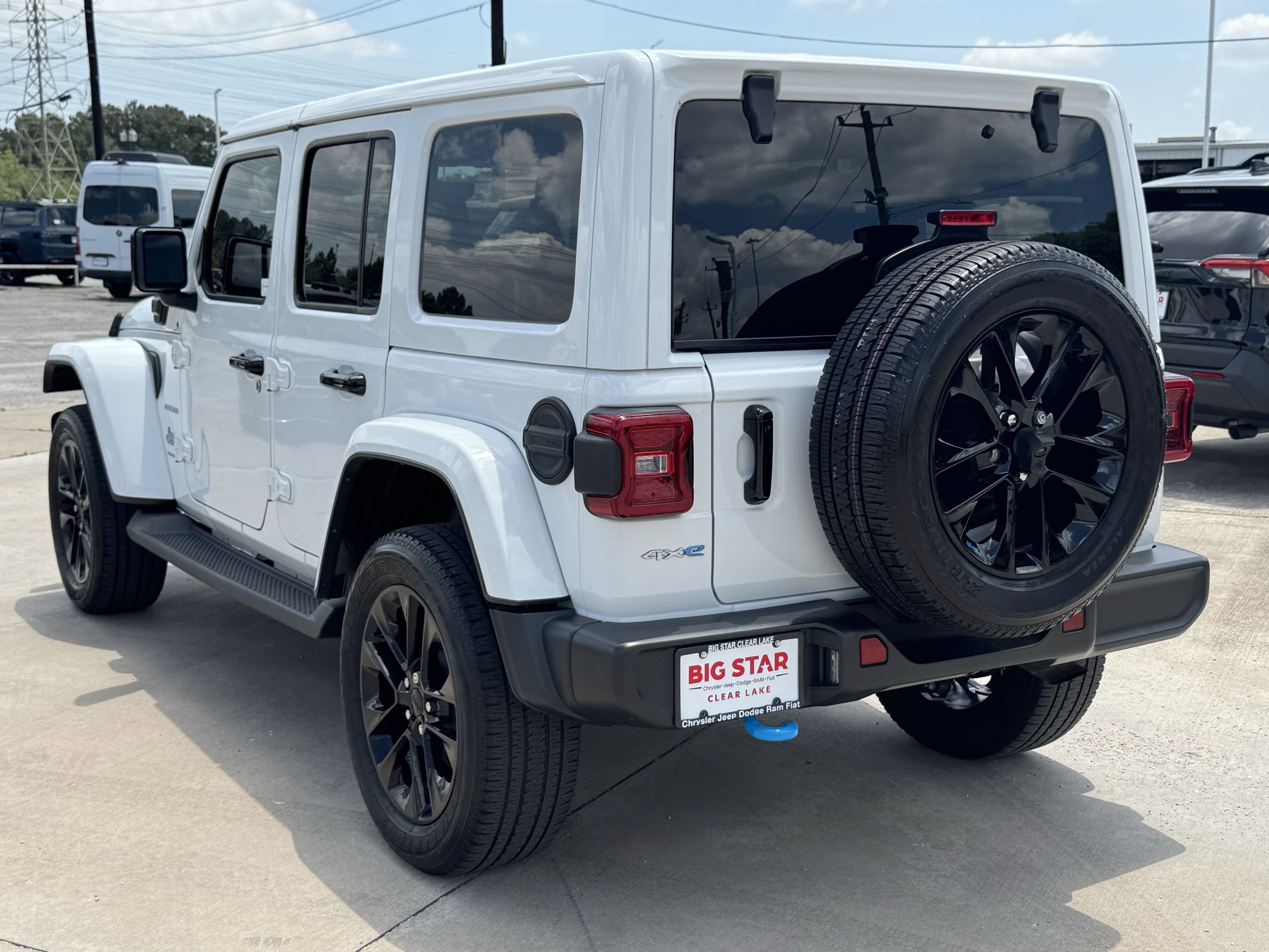 Used 2023 Jeep Wrangler Unlimited Sahara w/ Cold Weather Group AWD/4WD image 8