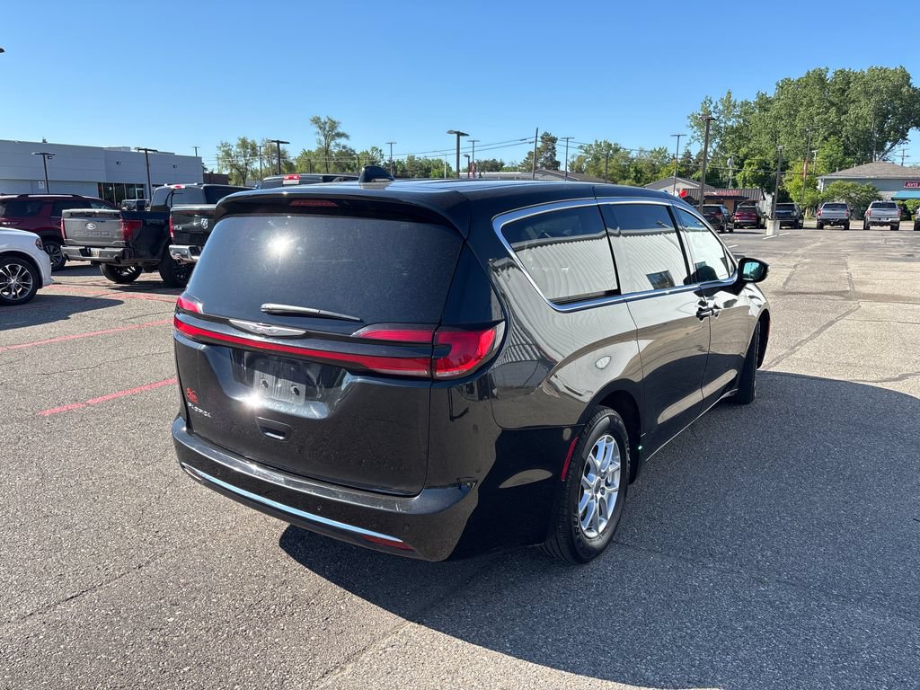 Used 2023 Chrysler Pacifica Touring-L FWD image 8