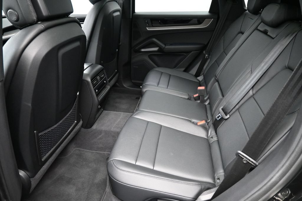 Certified 2025 Porsche Cayenne AWD/4WD image 7