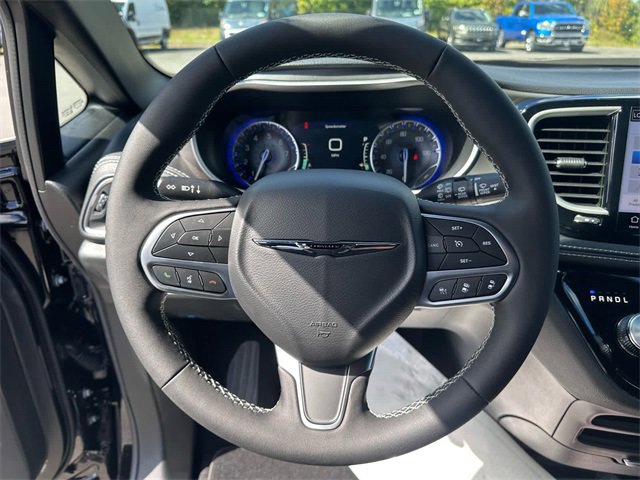 New 2026 Chrysler Pacifica Select image 13