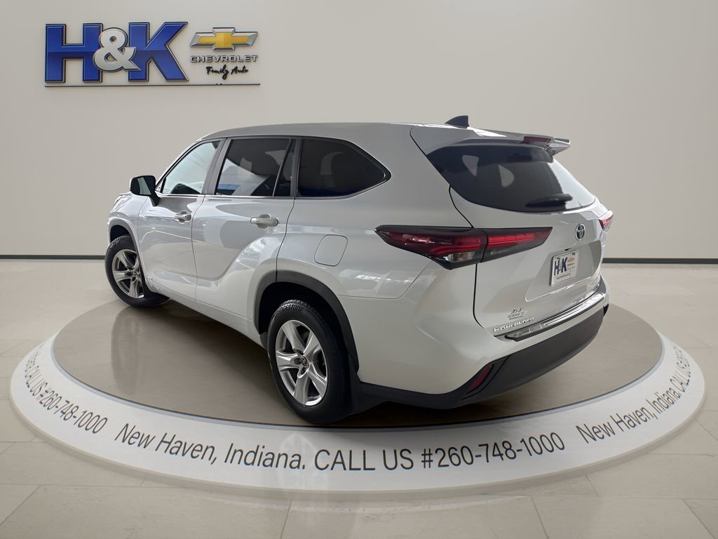 Used 2024 Toyota Highlander LE image 4