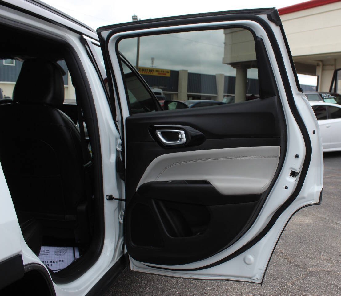 Used 2025 Jeep Compass Limited AWD/4WD image 12