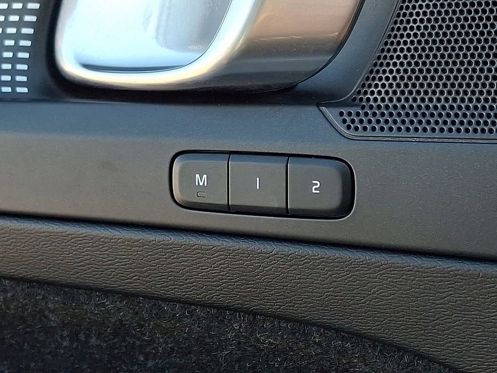 Used 2020 Volvo XC40 T5 R-Design w/ Protection Package Premier image 30