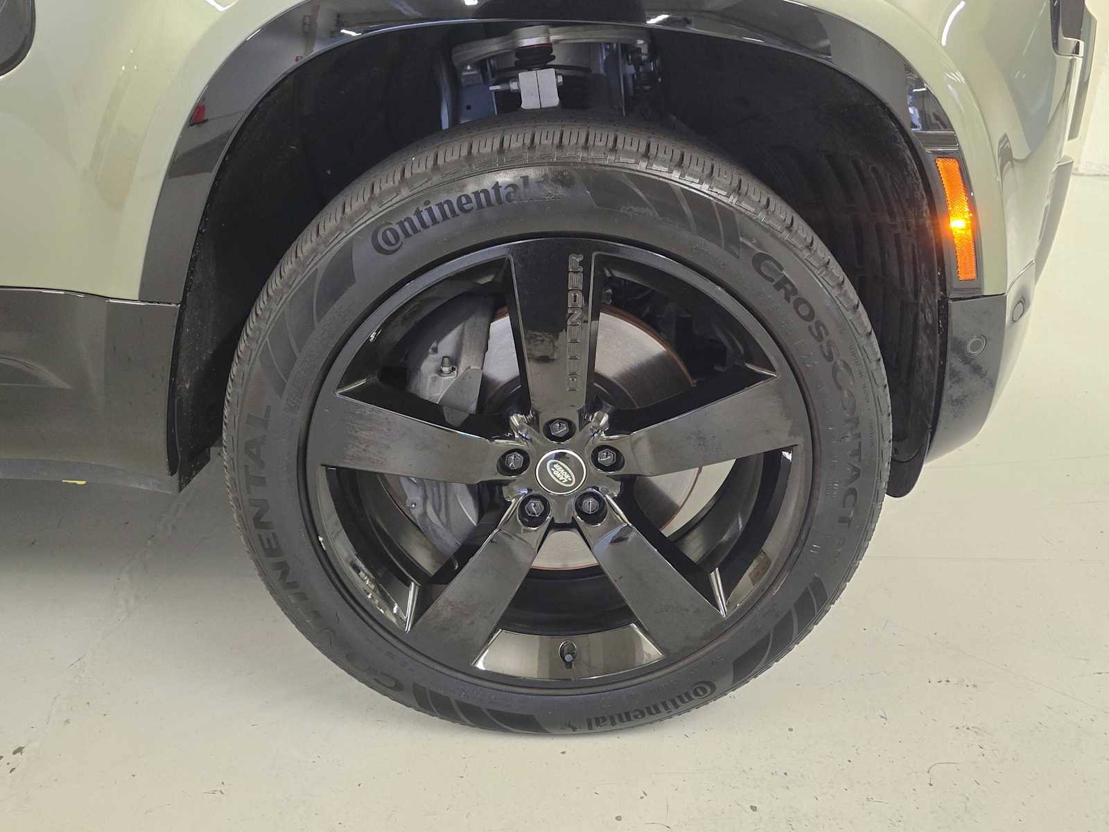 Used 2025 Land Rover Defender 90 X-Dynamic SE image 9