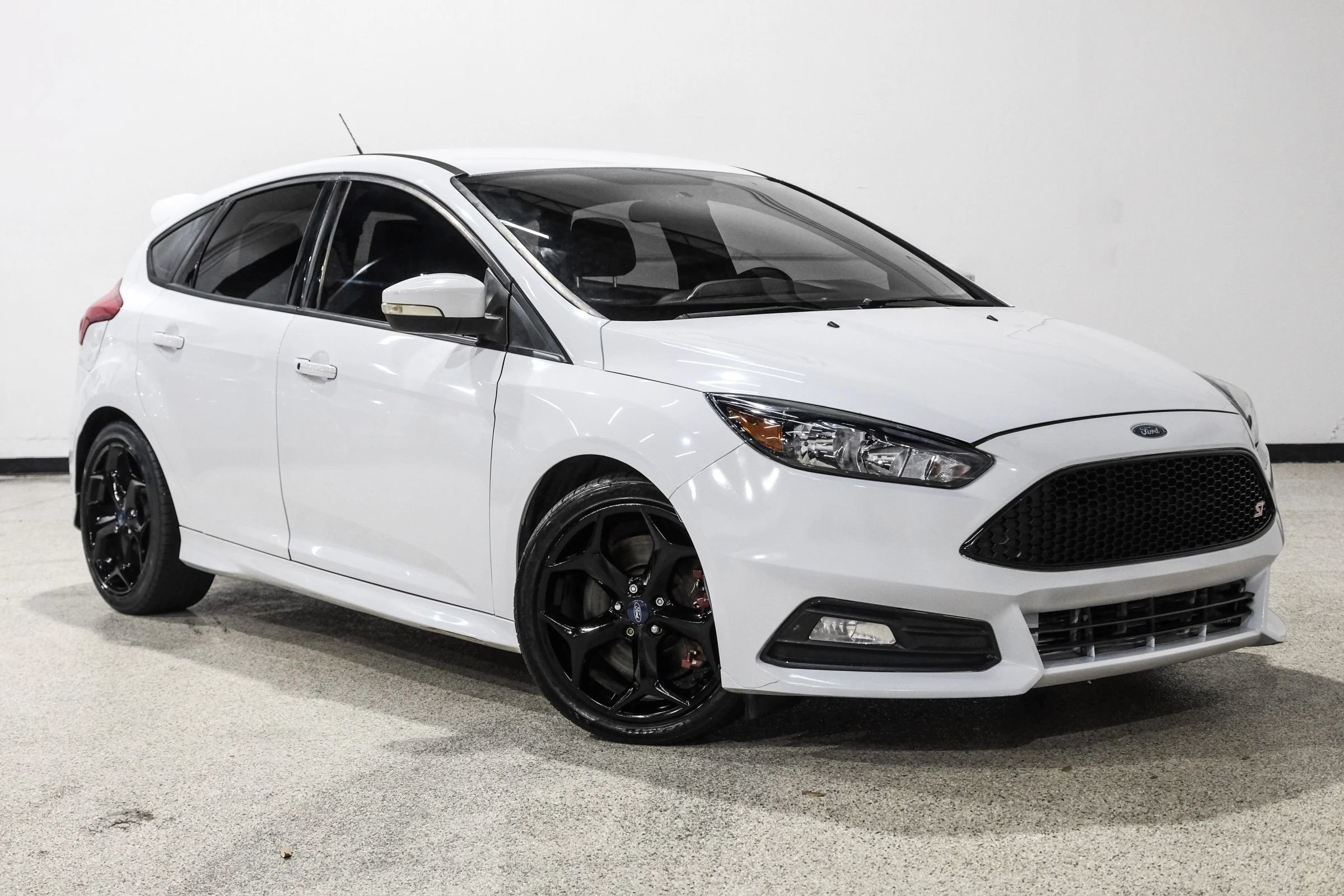 Used 2017 Ford Focus ST FWD image 4